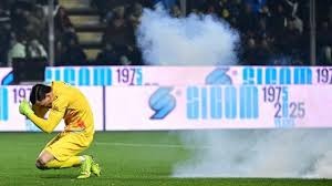 为什么百家乐的“看牌”动作（眯牌）是亚洲玩家最爱的仪式？（亚洲玩家为何独爱百家乐的“眯牌”仪式？）